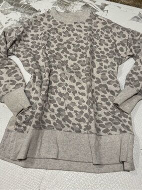 aerie two-tone gray leopard Cozy Fleece Pullover sweatshirt with side slits